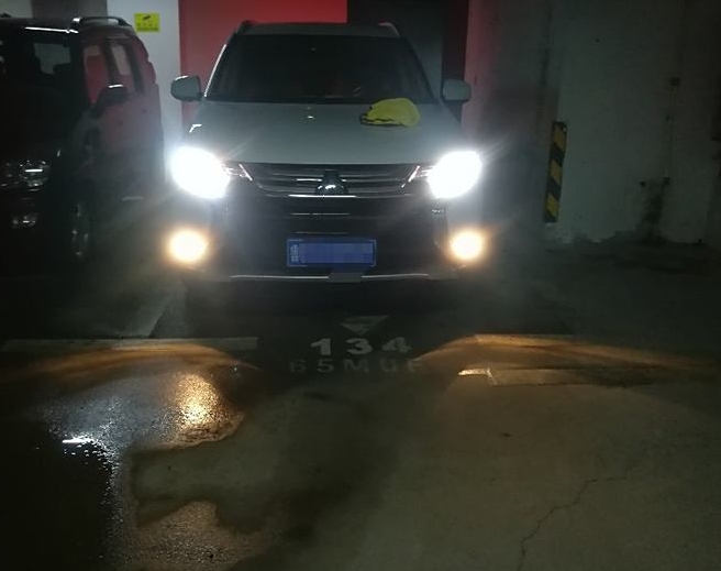 2016款三菱歐藍(lán)德霧燈改裝雙光透鏡方案1